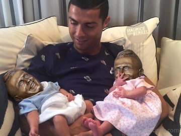 First picture of Ronaldo and his baby twins