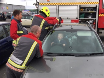 Un niño de 14 meses se encierra en el coche